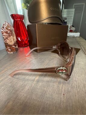 Gucci oversized sunglasses iconic G logo on the temples. Comes with EVERYTHING!